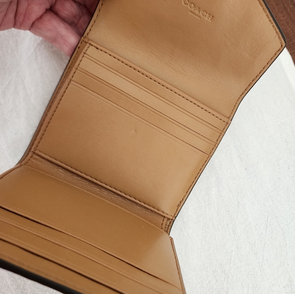 Coach Wyn Wallet w/Prarie Rivets GUC - Picture 4 of 6